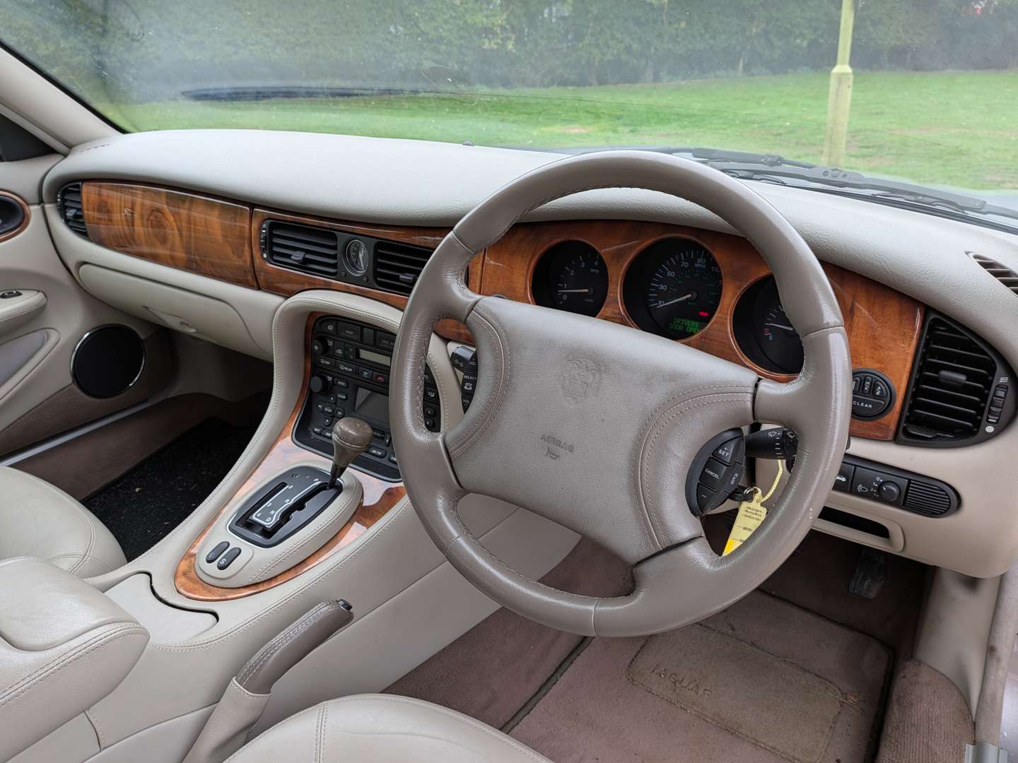 <p>2000 JAGUAR XJ8 AUTO</p>