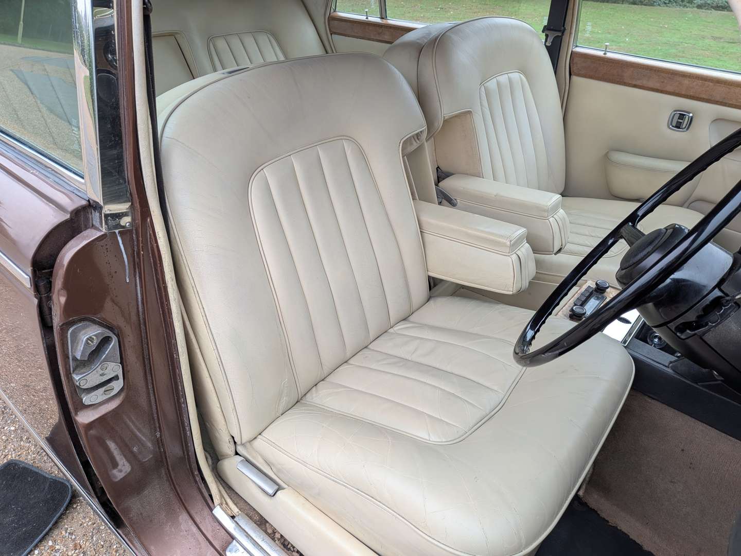 <p>1976 ROLLS ROYCE SILVER WRAITH</p>