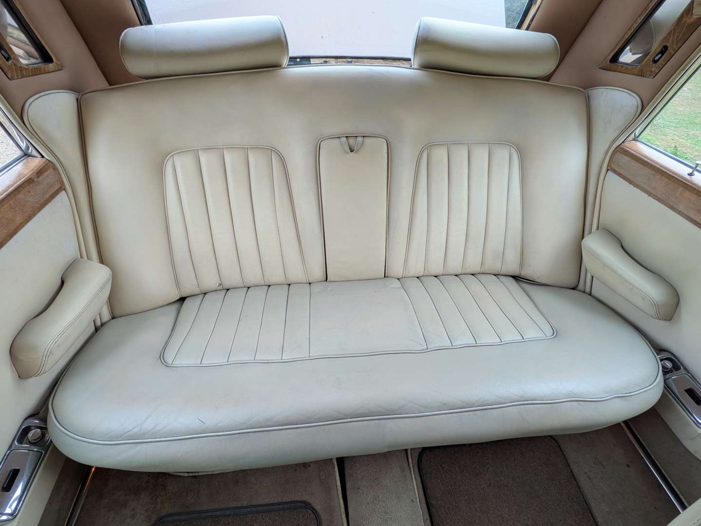 <p>1976 ROLLS ROYCE SILVER WRAITH</p>