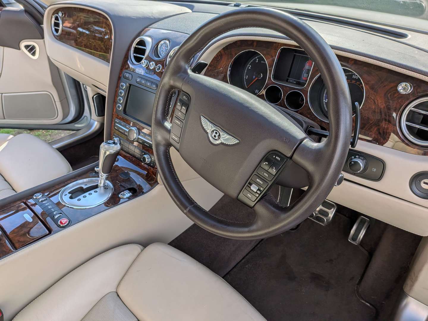 <p>2005 BENTLEY CONTINENTAL 6.0 W12 FLYING SPUR</p>