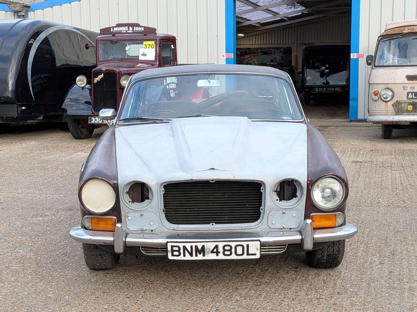 <p>1973 DAIMLER DOUBLE SIX AUTO</p>