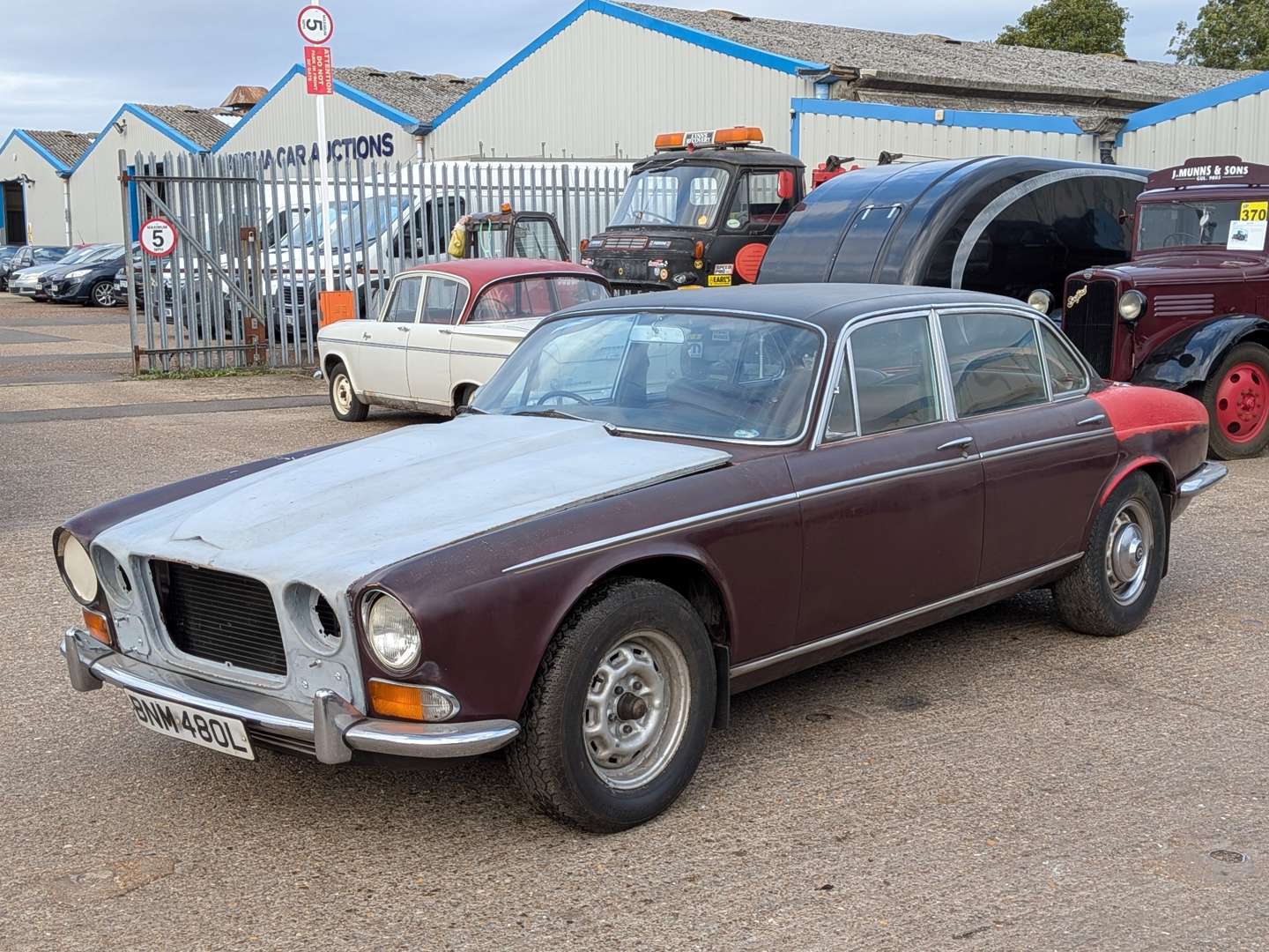 <p>1973 DAIMLER DOUBLE SIX AUTO</p>