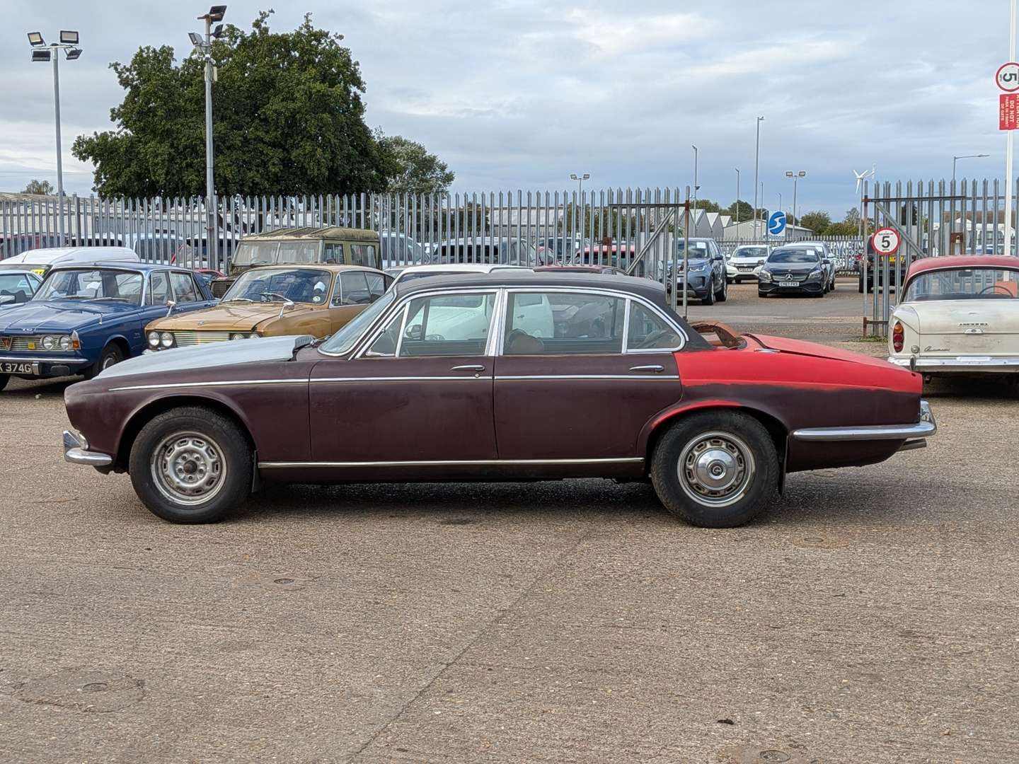 <p>1973 DAIMLER DOUBLE SIX AUTO</p>