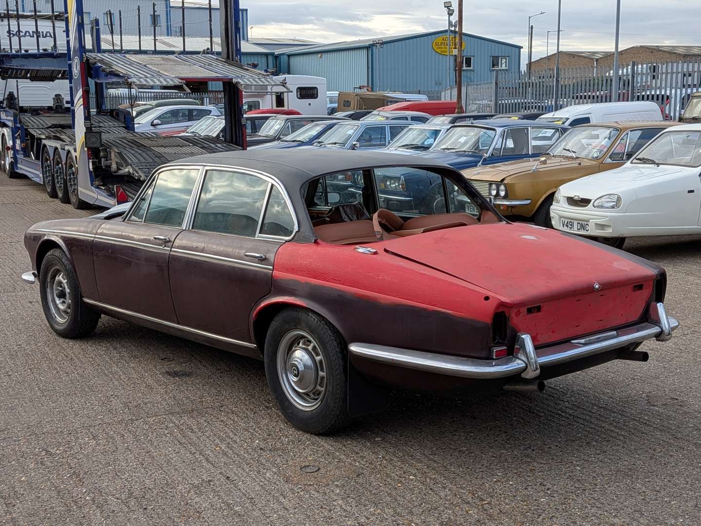 <p>1973 DAIMLER DOUBLE SIX AUTO</p>