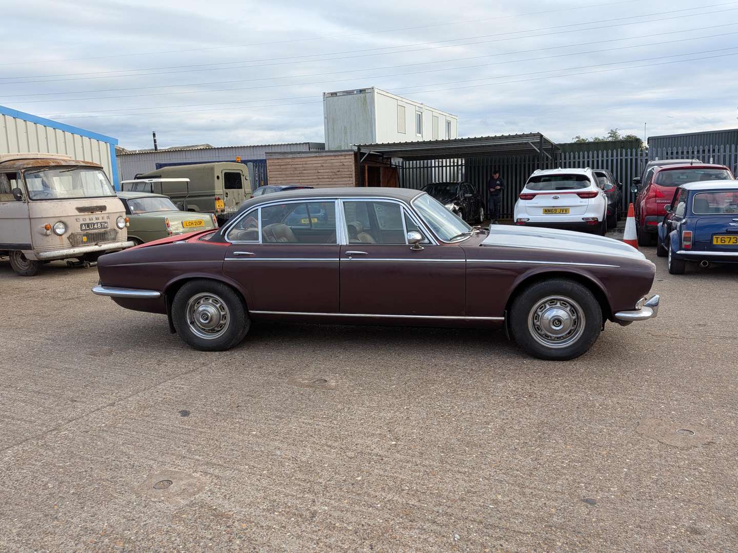 <p>1973 DAIMLER DOUBLE SIX AUTO</p>