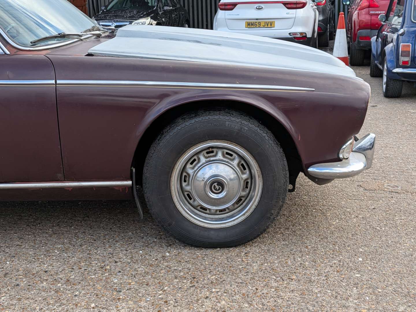 <p>1973 DAIMLER DOUBLE SIX AUTO</p>