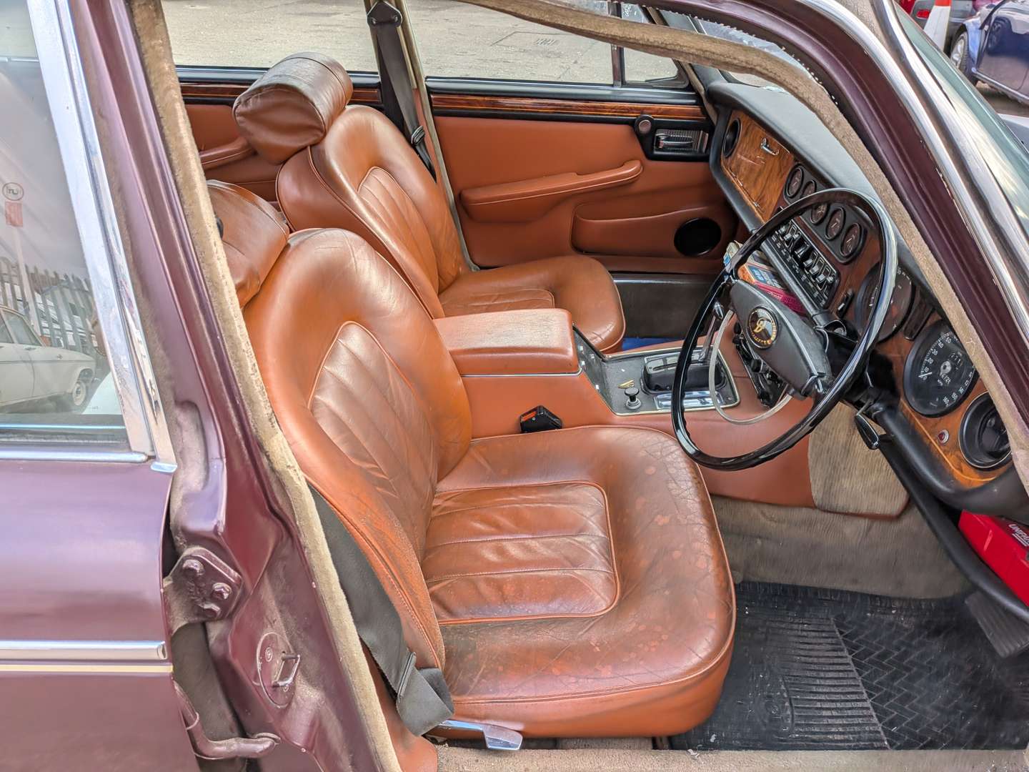 <p>1973 DAIMLER DOUBLE SIX AUTO</p>