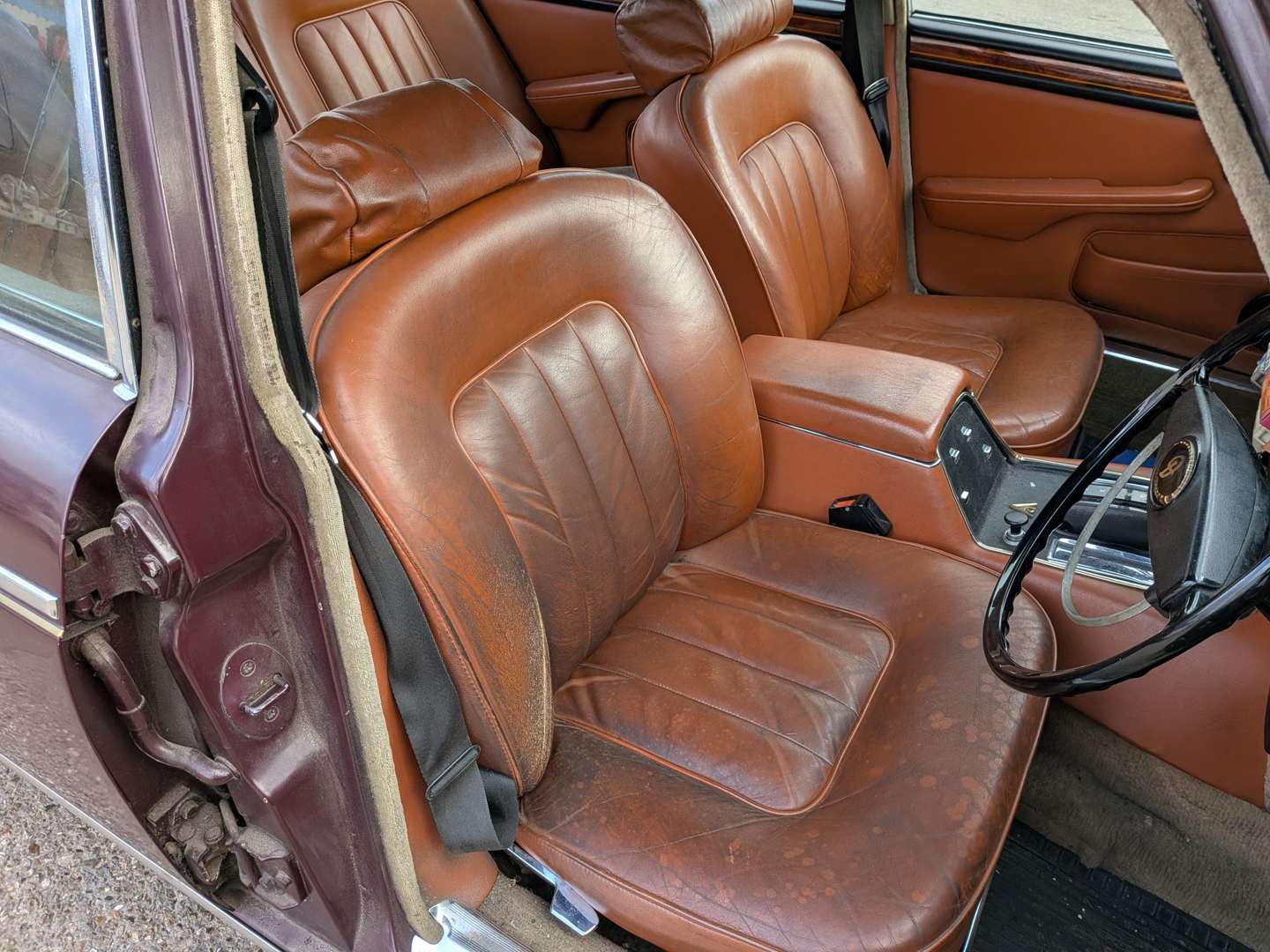 <p>1973 DAIMLER DOUBLE SIX AUTO</p>