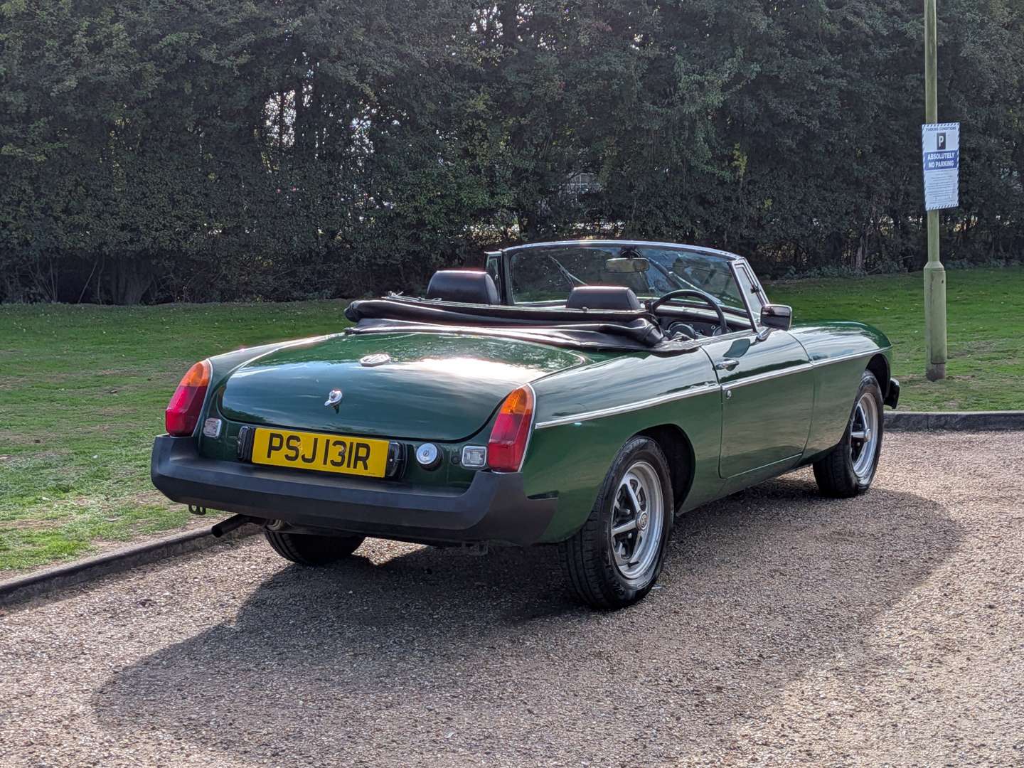 <p>1977 MG B ROADSTER</p>