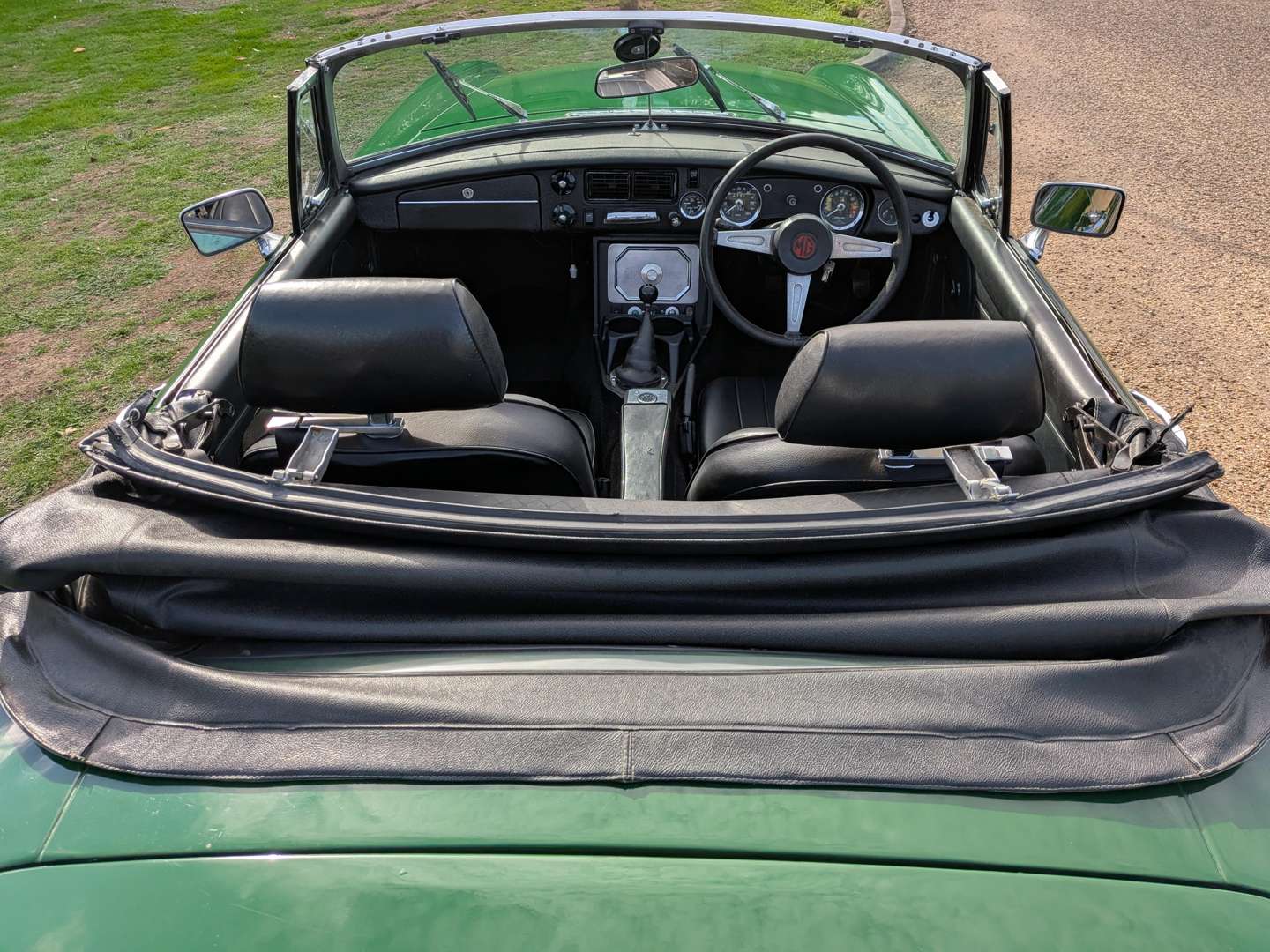 <p>1977 MG B ROADSTER</p>