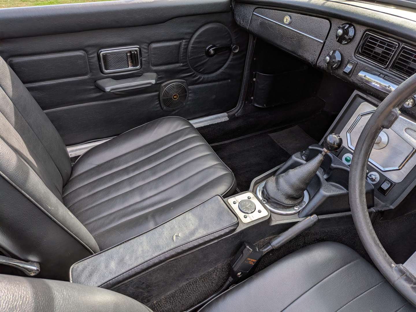 <p>1977 MG B ROADSTER</p>