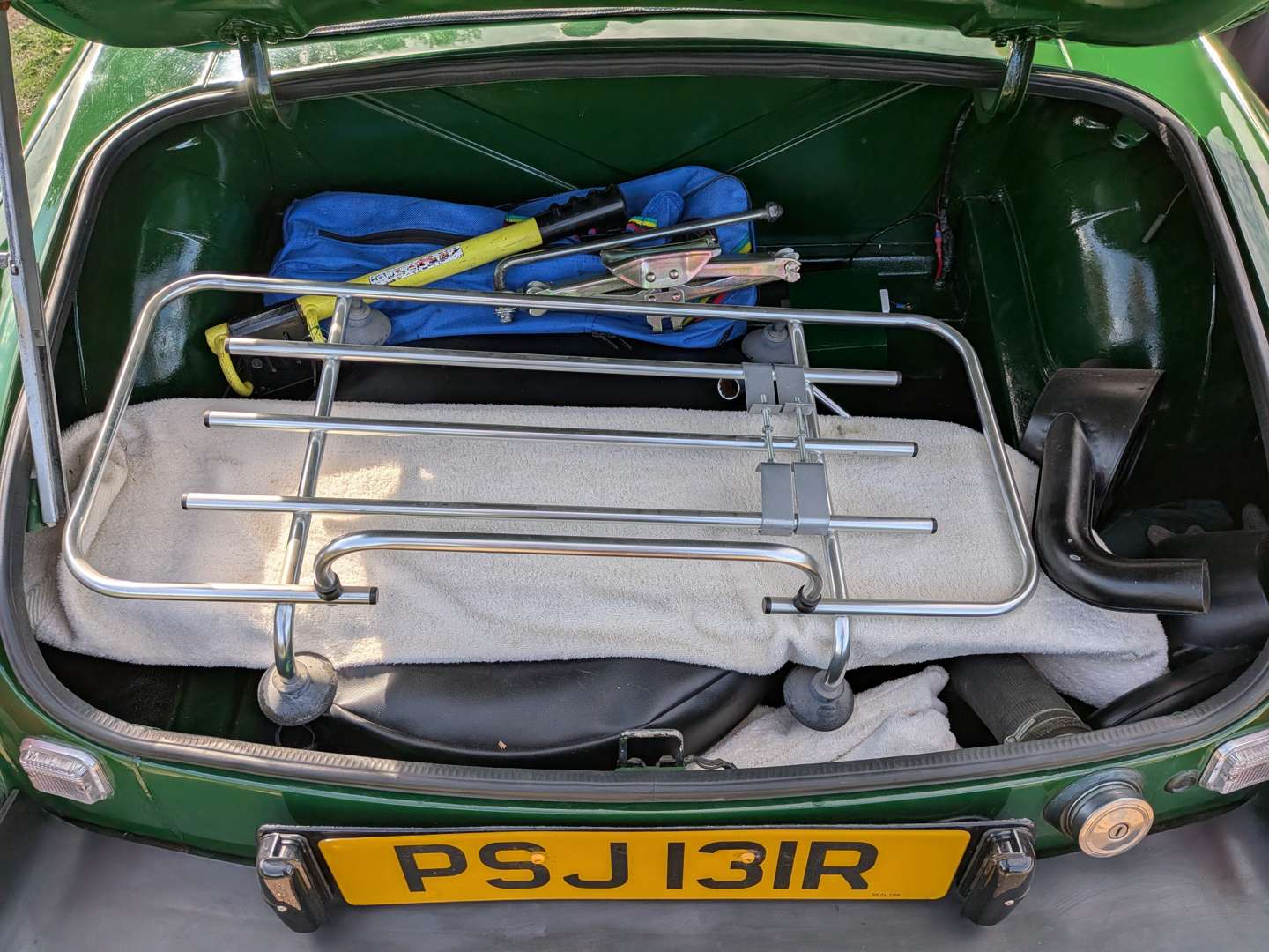 <p>1977 MG B ROADSTER</p>