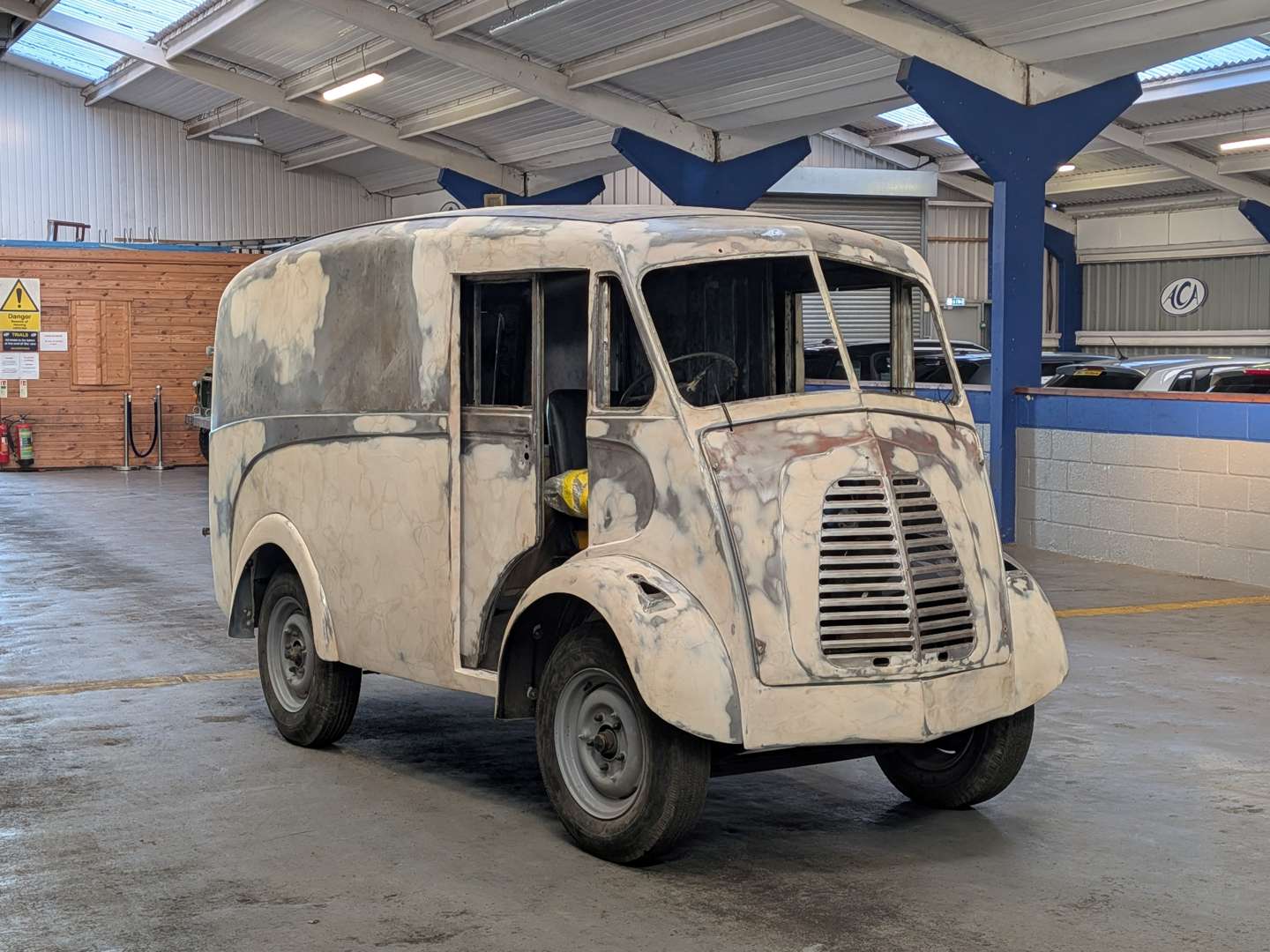 <p>1961 AUSTIN J4 VAN</p>
