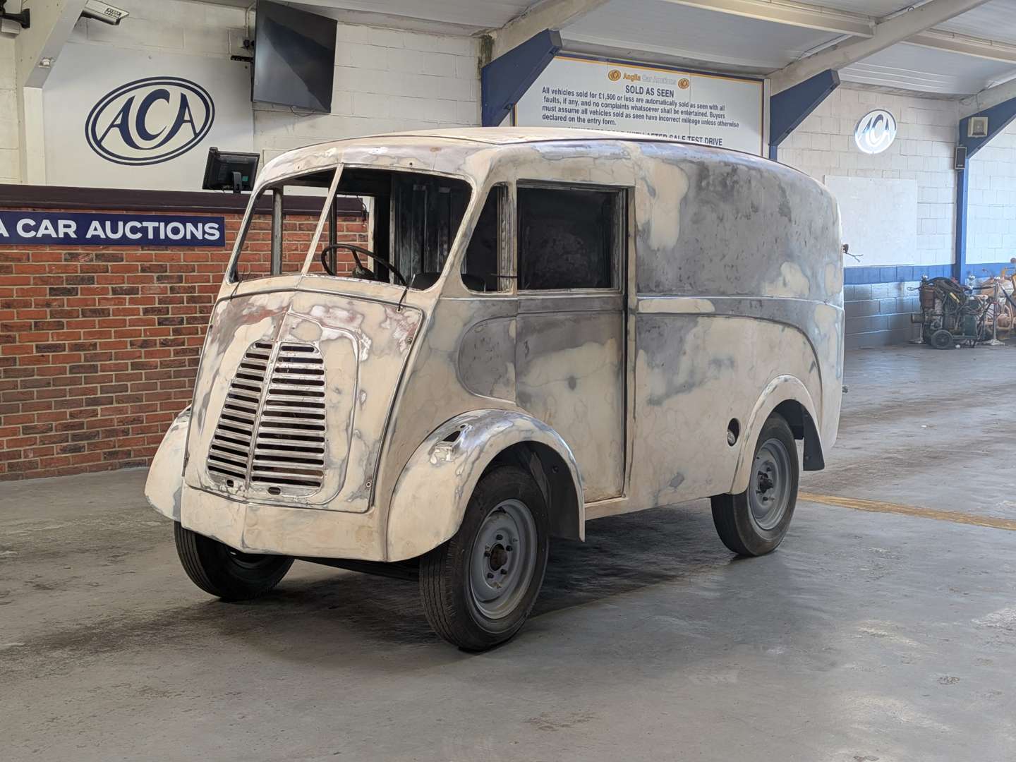 <p>1961 AUSTIN J4 VAN</p>
