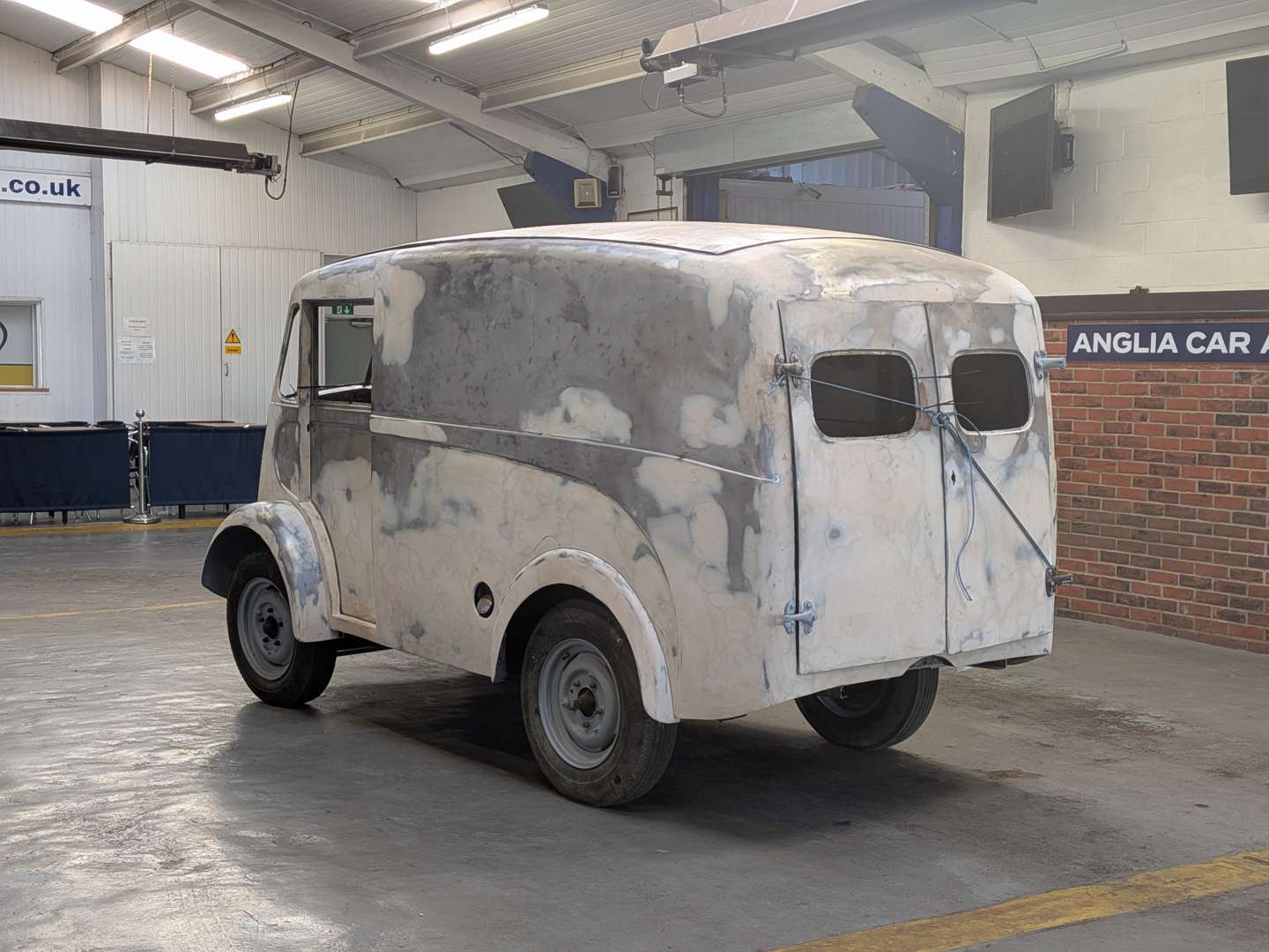 <p>1961 AUSTIN J4 VAN</p>