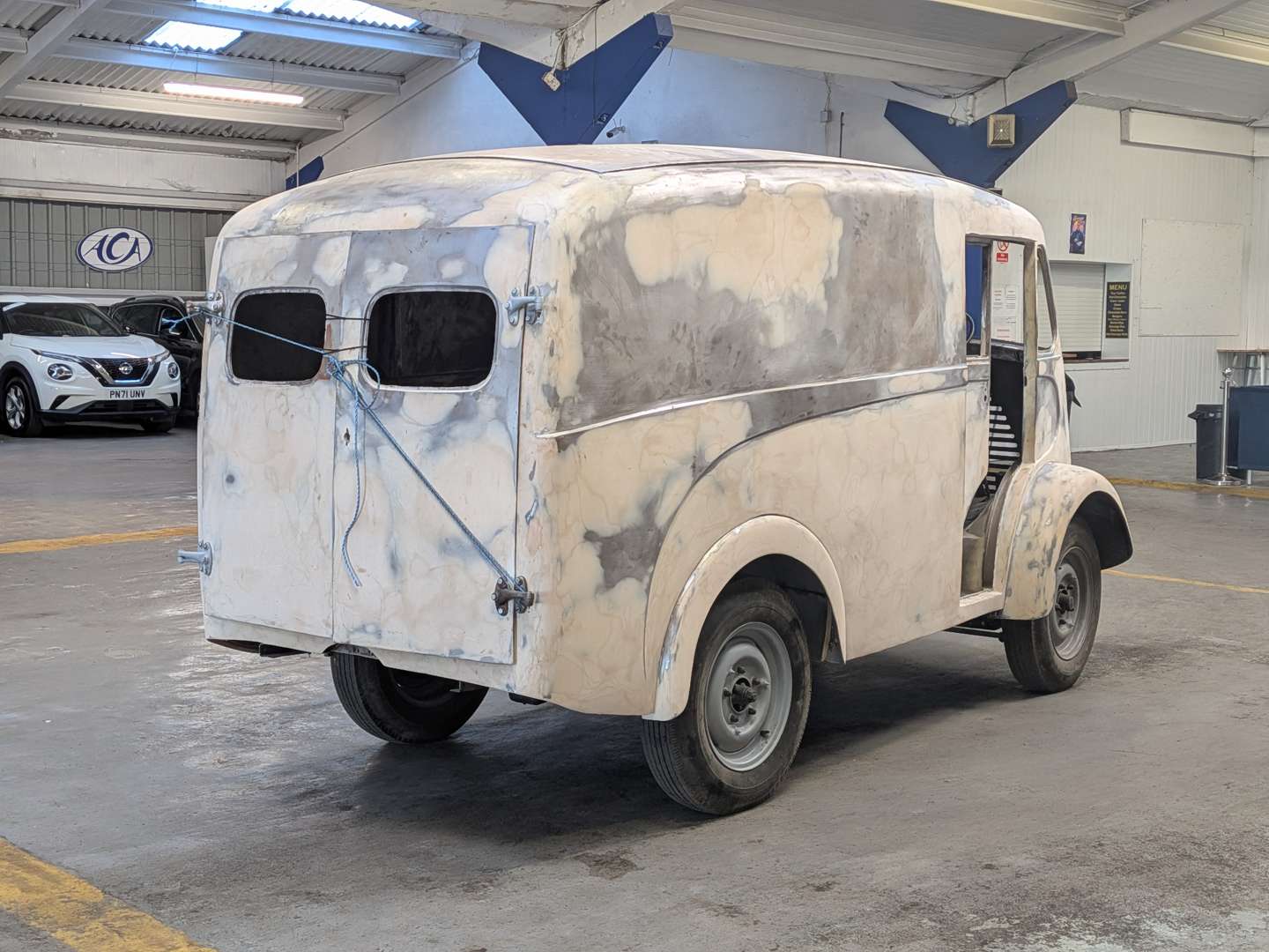 <p>1961 AUSTIN J4 VAN</p>
