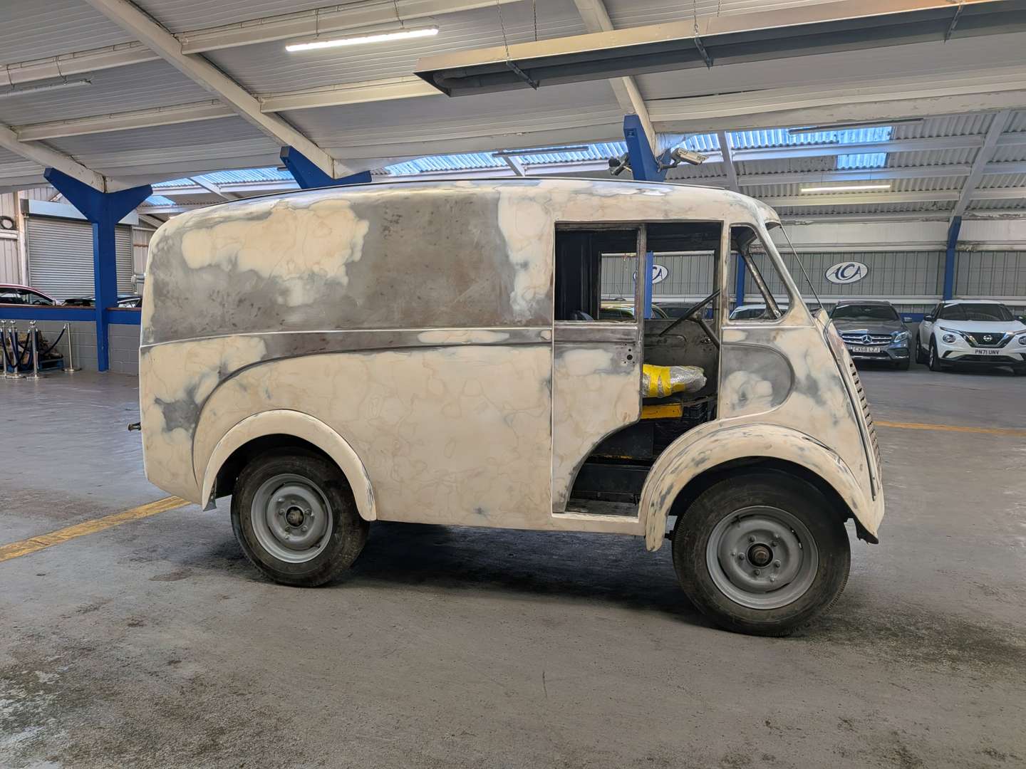 <p>1961 AUSTIN J4 VAN</p>