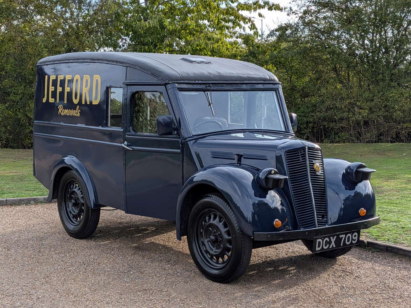 <p>1947 MORRIS ½ TON VAN</p>