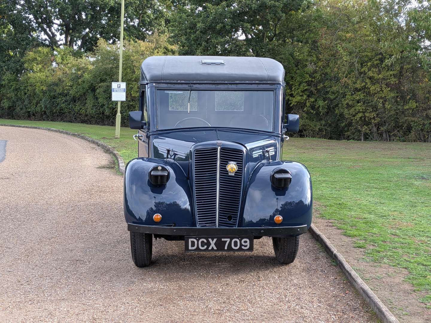 <p>1947 MORRIS ½ TON VAN</p>