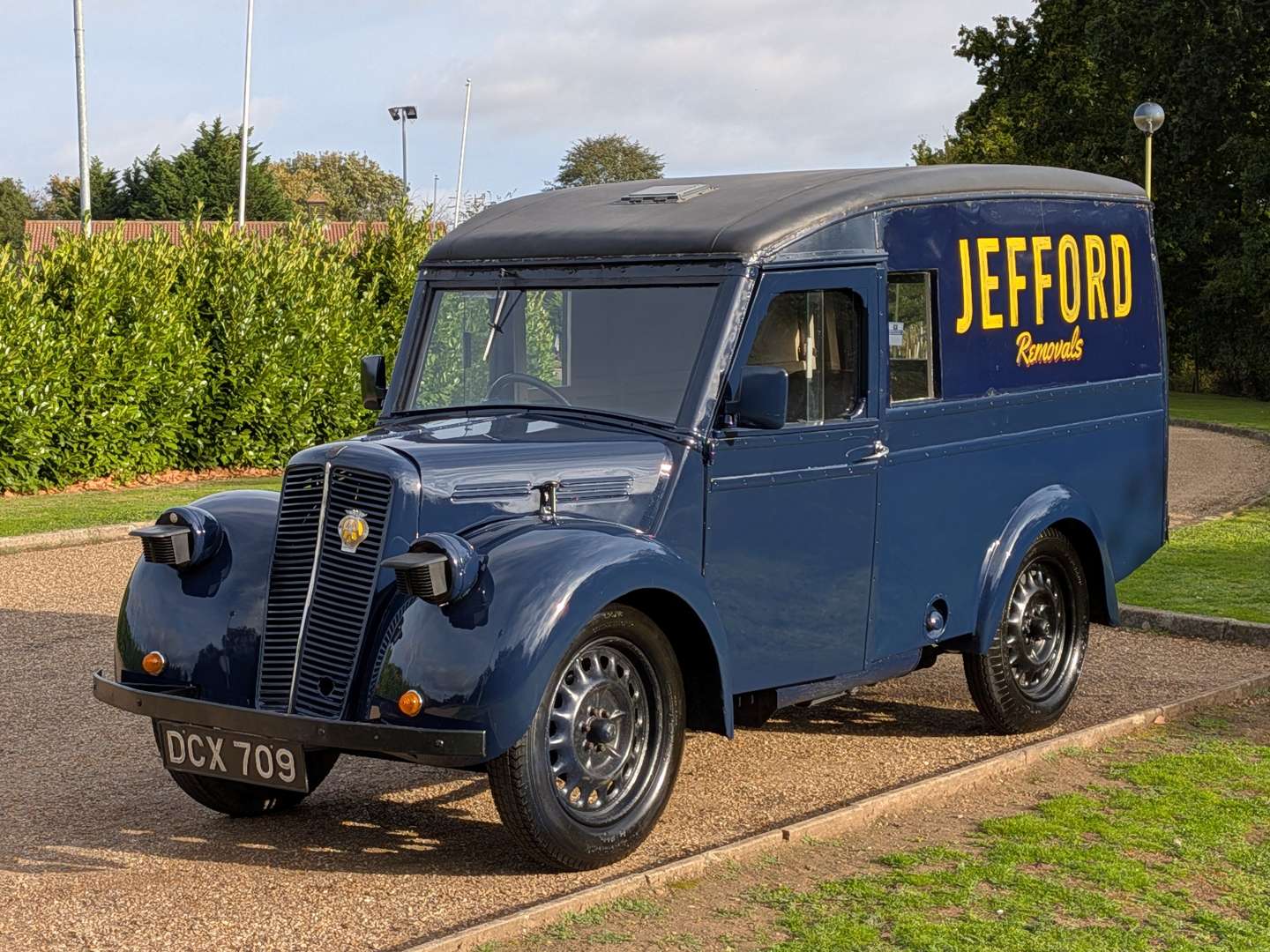 <p>1947 MORRIS ½ TON VAN</p>