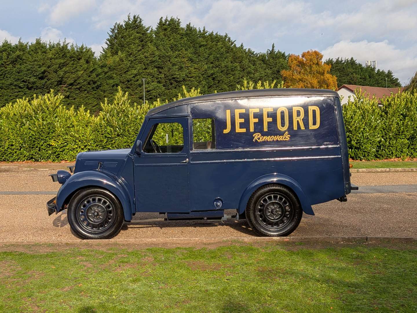 <p>1947 MORRIS ½ TON VAN</p>