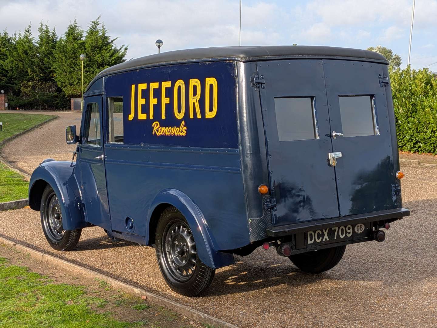 <p>1947 MORRIS ½ TON VAN</p>