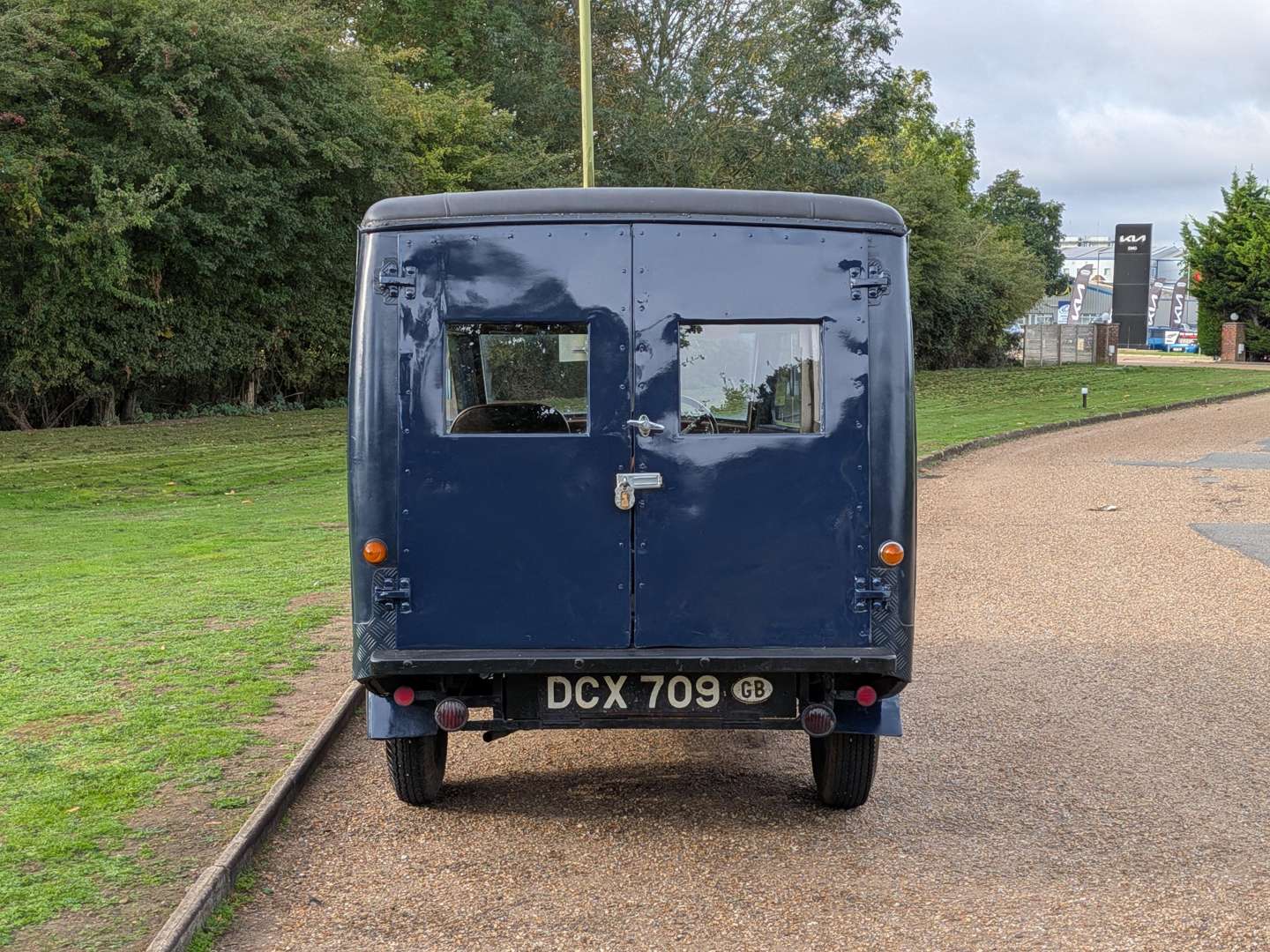 <p>1947 MORRIS ½ TON VAN</p>