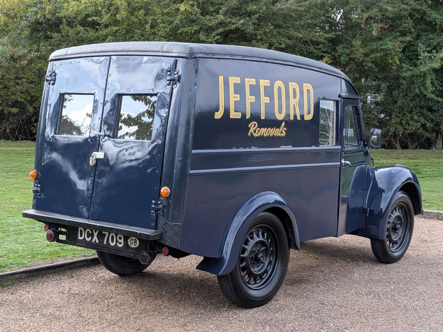 <p>1947 MORRIS ½ TON VAN</p>