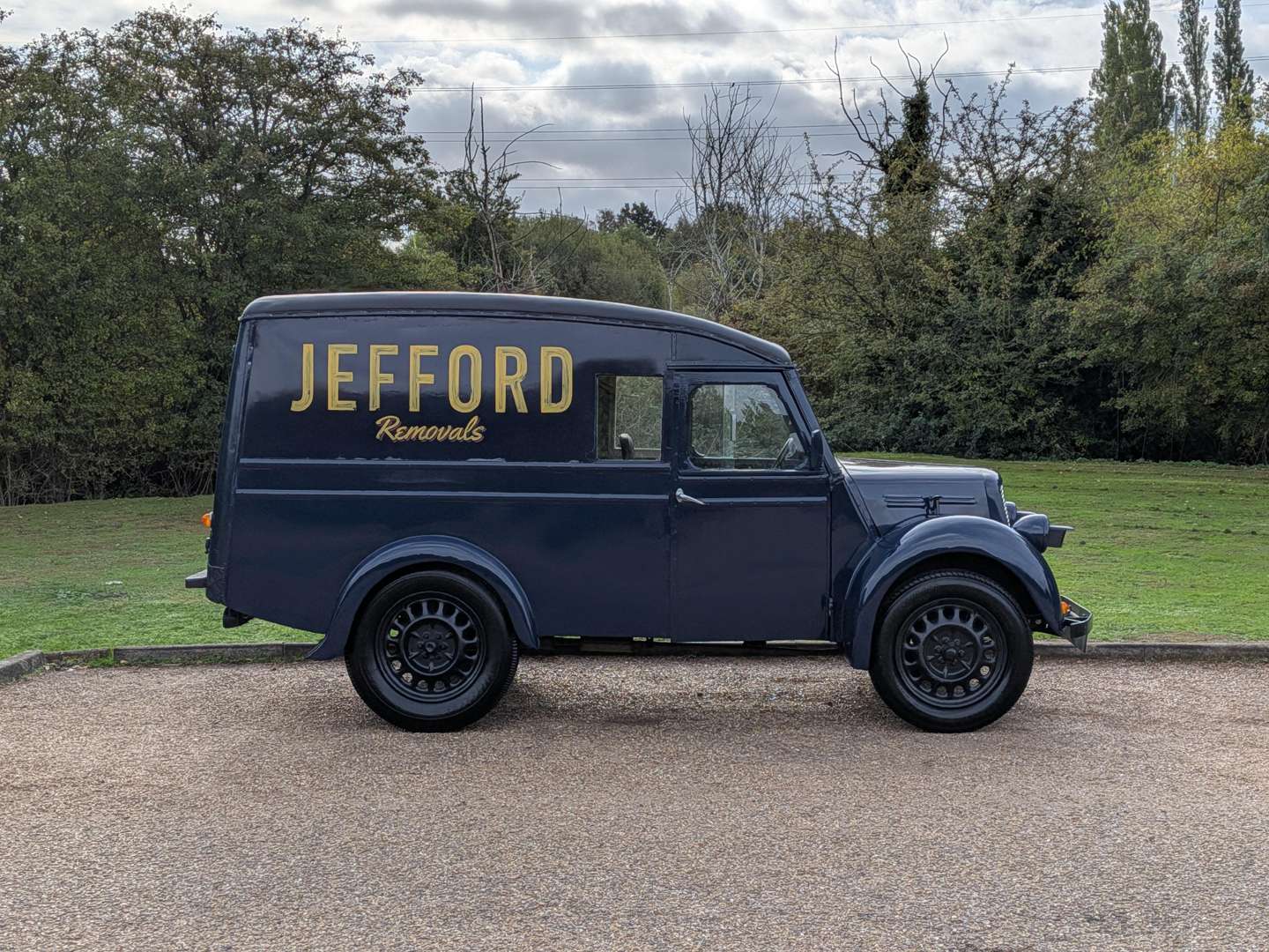<p>1947 MORRIS ½ TON VAN</p>