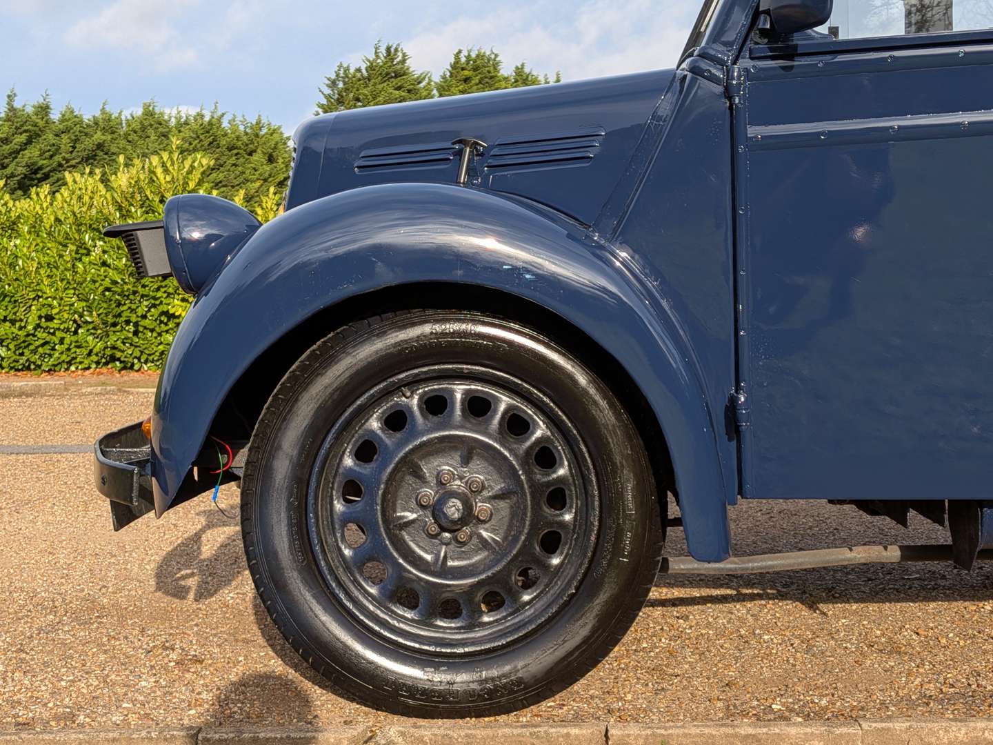 <p>1947 MORRIS ½ TON VAN</p>