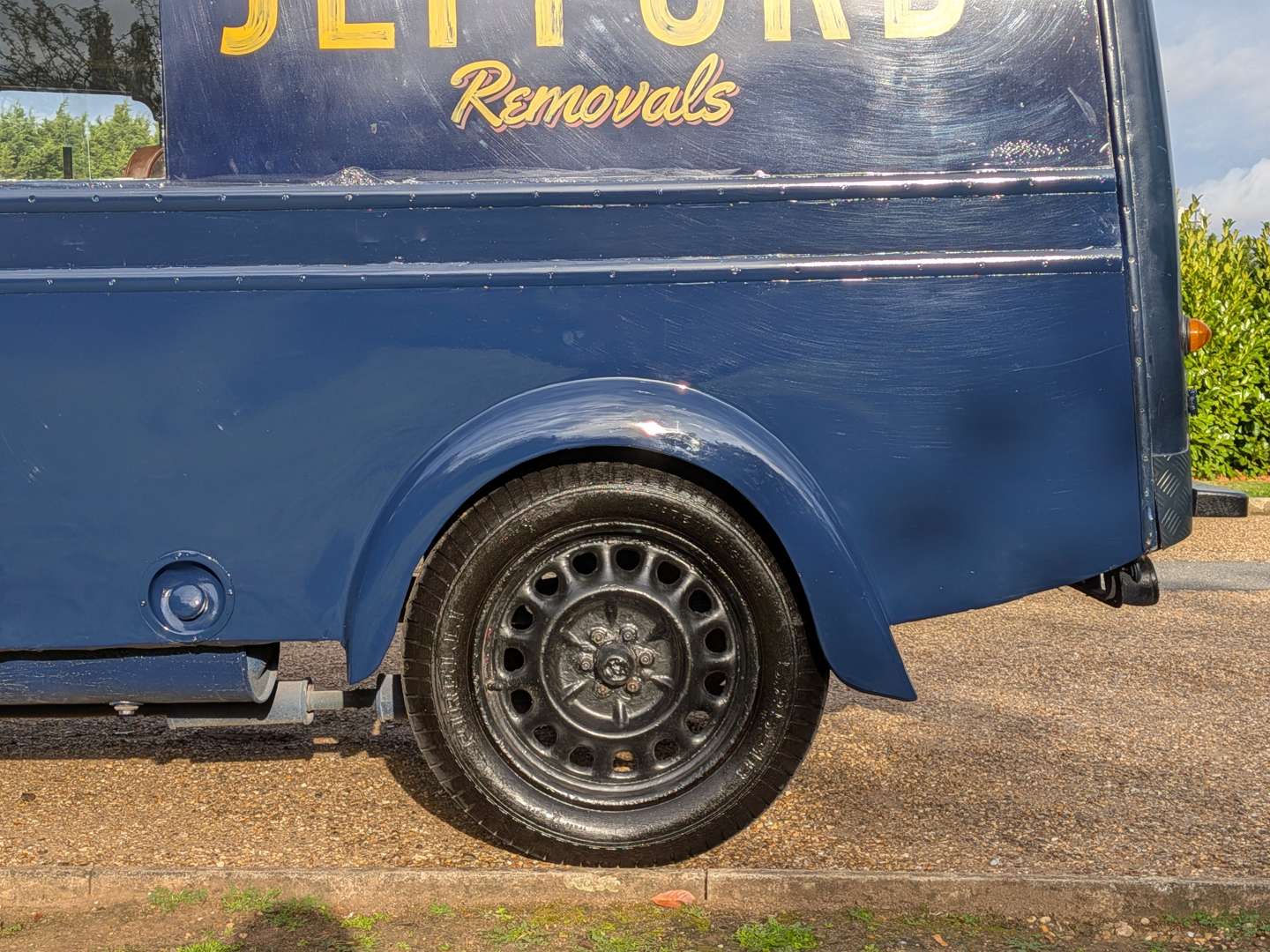 <p>1947 MORRIS ½ TON VAN</p>