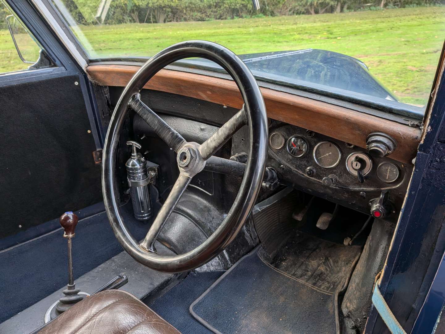 <p>1947 MORRIS ½ TON VAN</p>