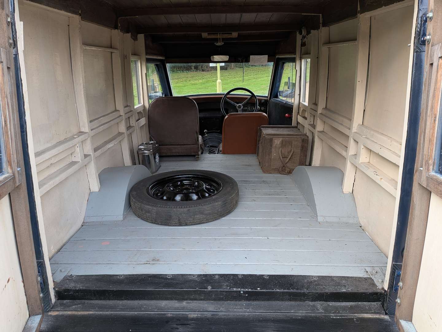 <p>1947 MORRIS ½ TON VAN</p>