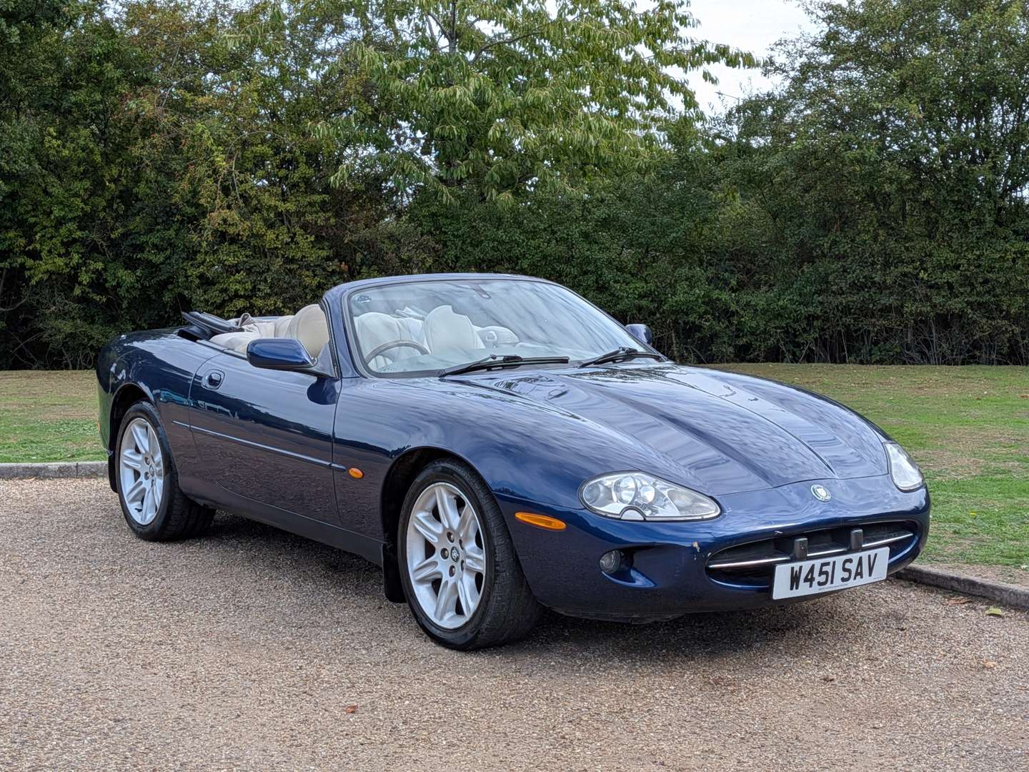<p>2000 JAGUAR XK8</p>