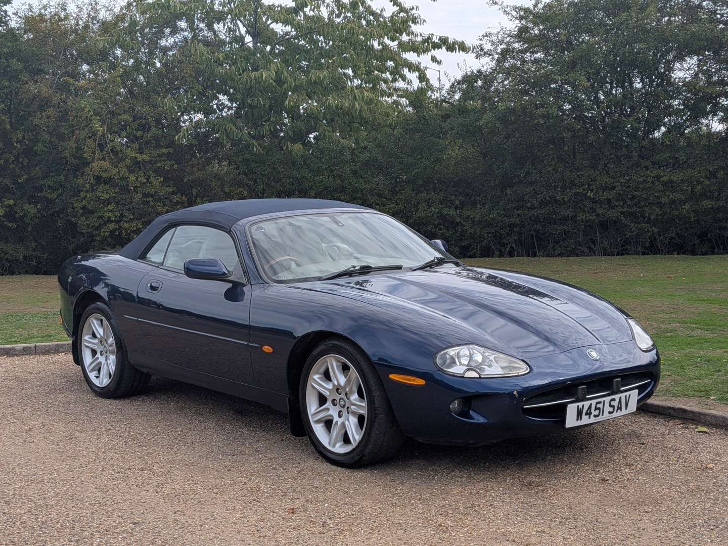 <p>2000 JAGUAR XK8</p>