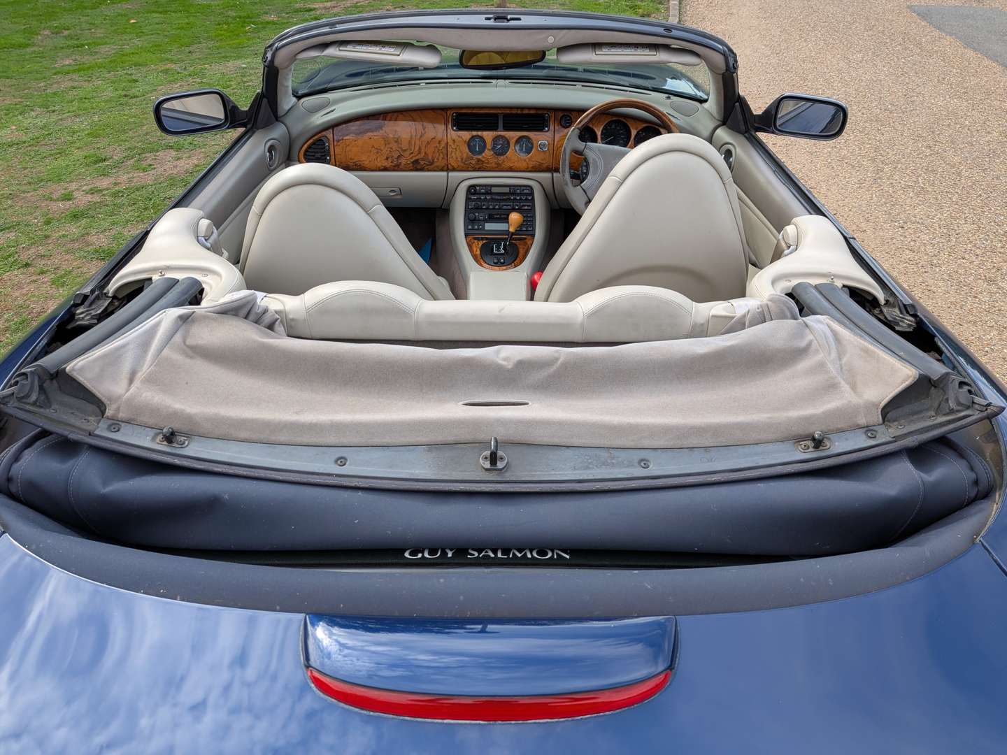 <p>2000 JAGUAR XK8</p>