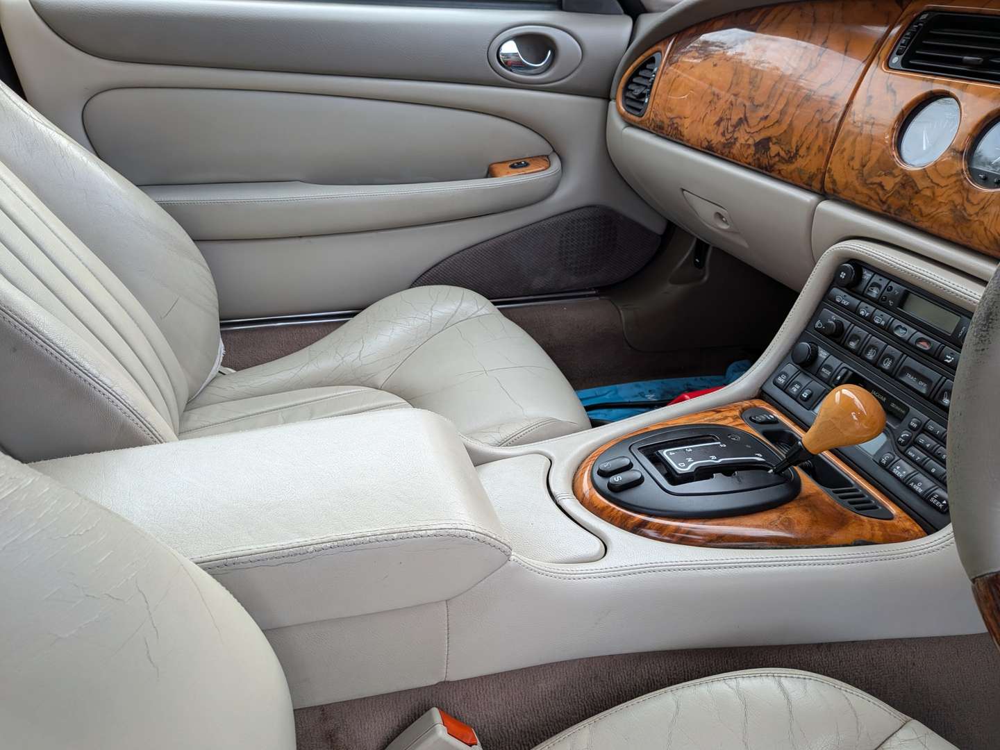 <p>2000 JAGUAR XK8</p>