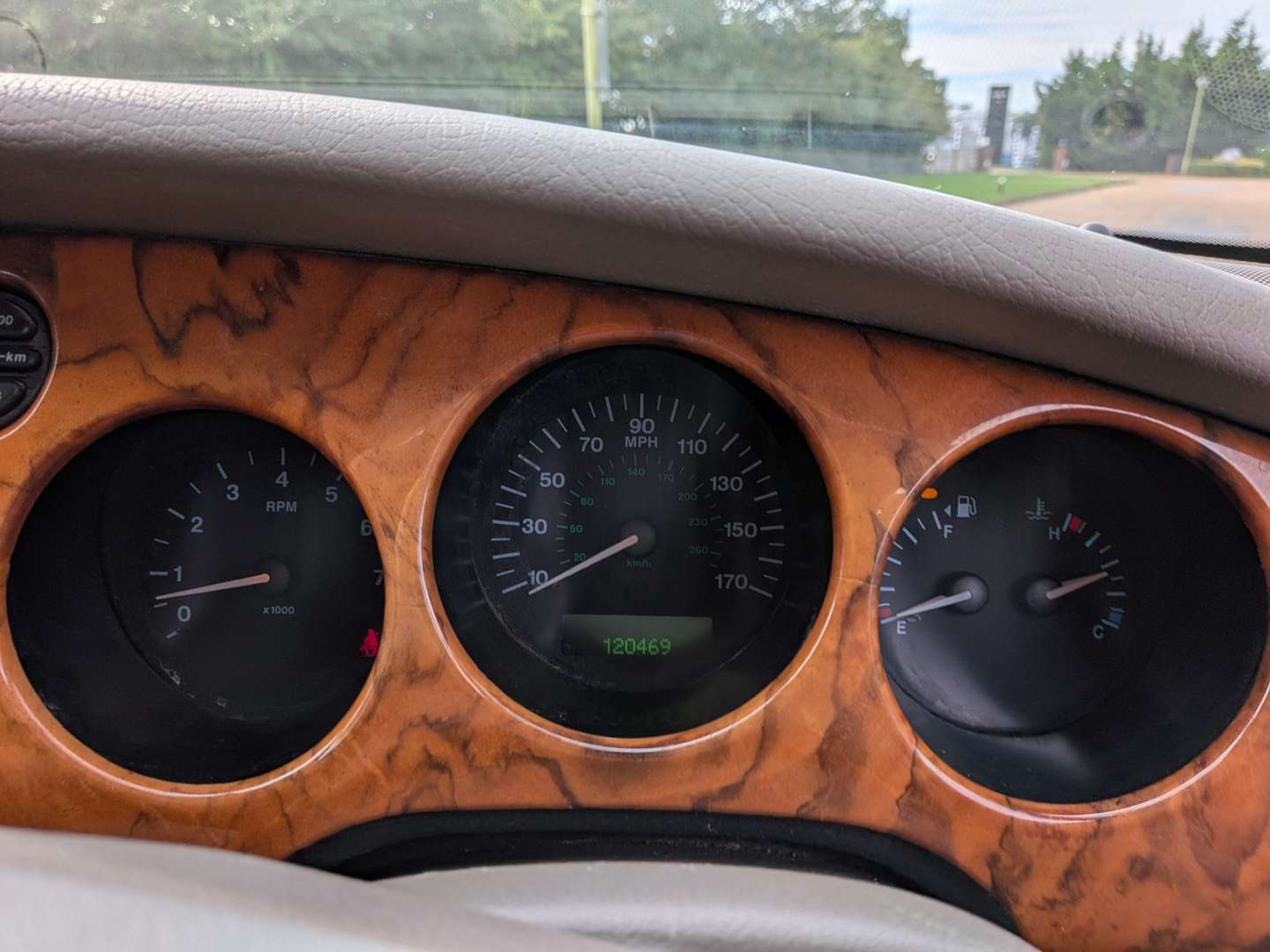 <p>2000 JAGUAR XK8</p>
