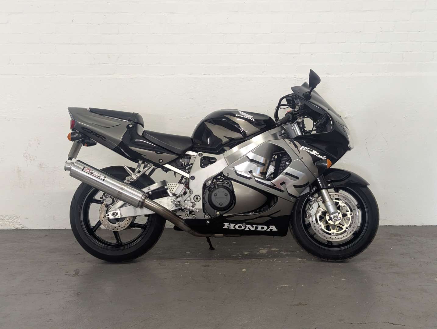 <p>1998 HONDA CBR900RR FIREBLADE</p>