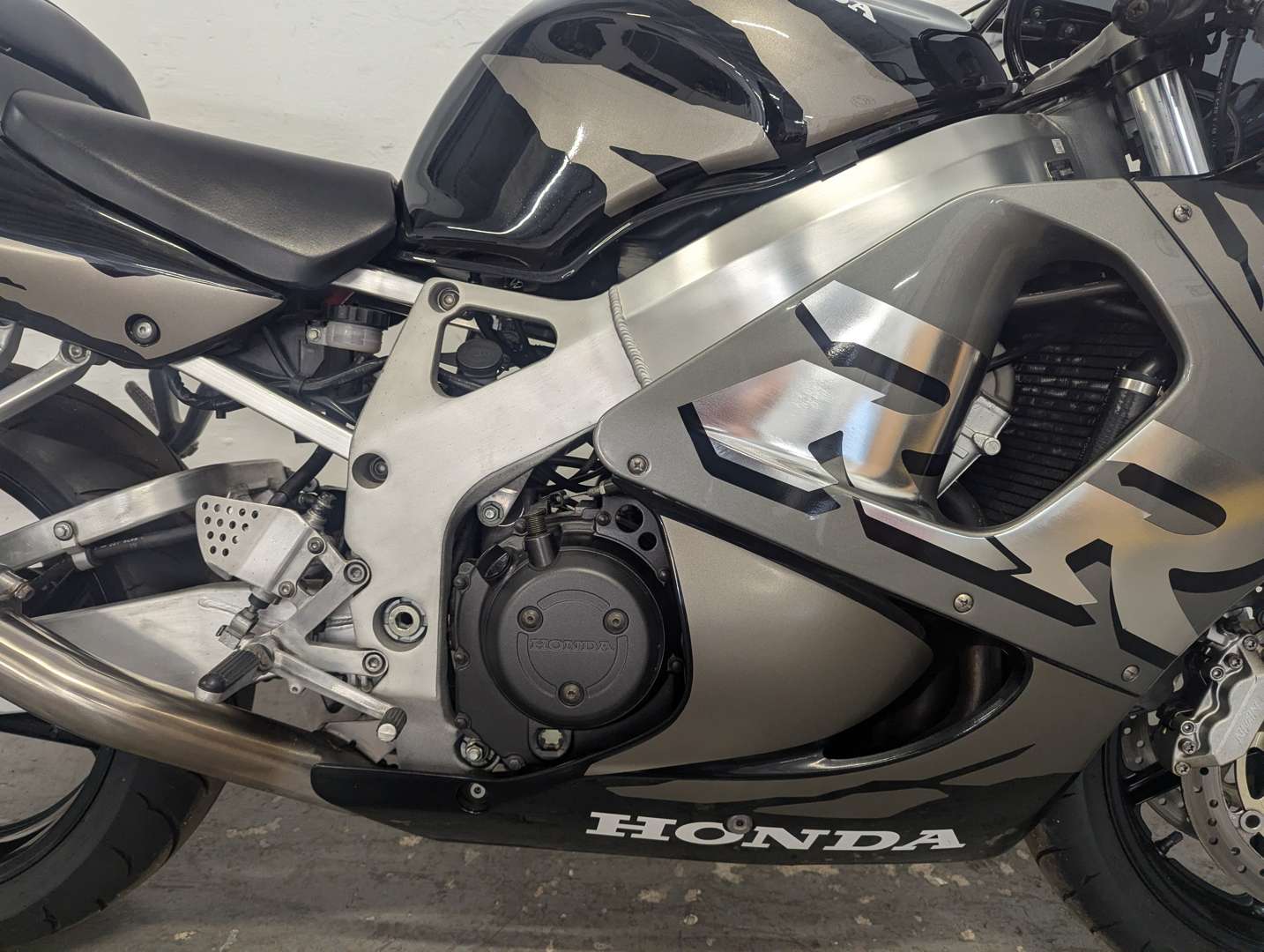 <p>1998 HONDA CBR900RR FIREBLADE</p>