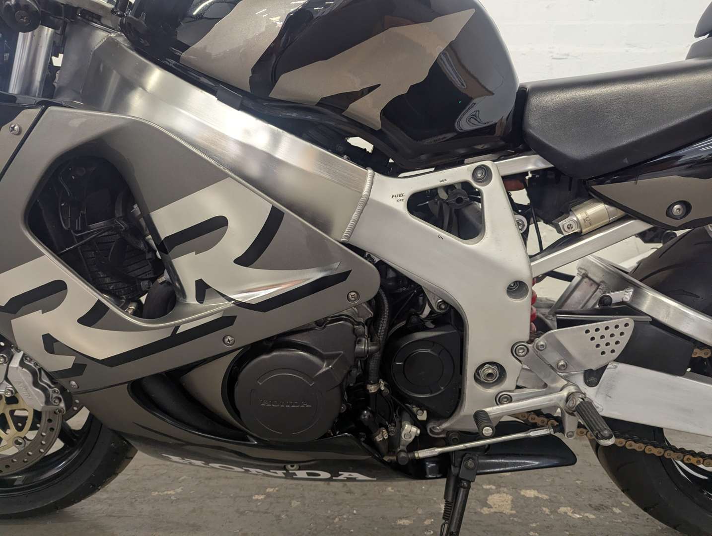<p>1998 HONDA CBR900RR FIREBLADE</p>