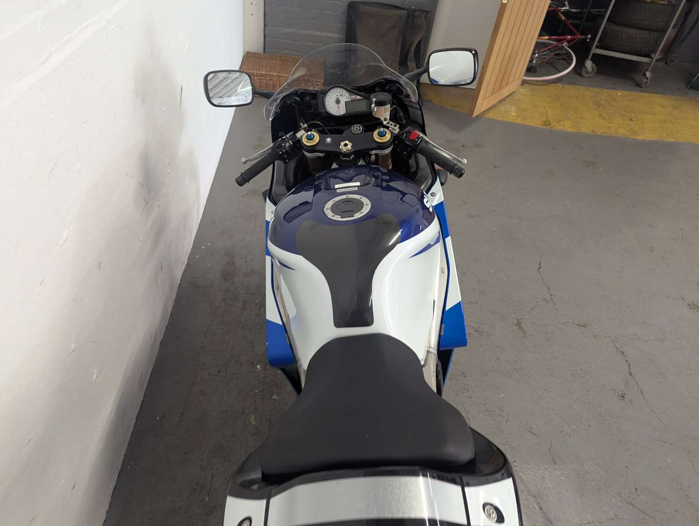 <p>2001 SUZUKI GSX R1000K1</p>