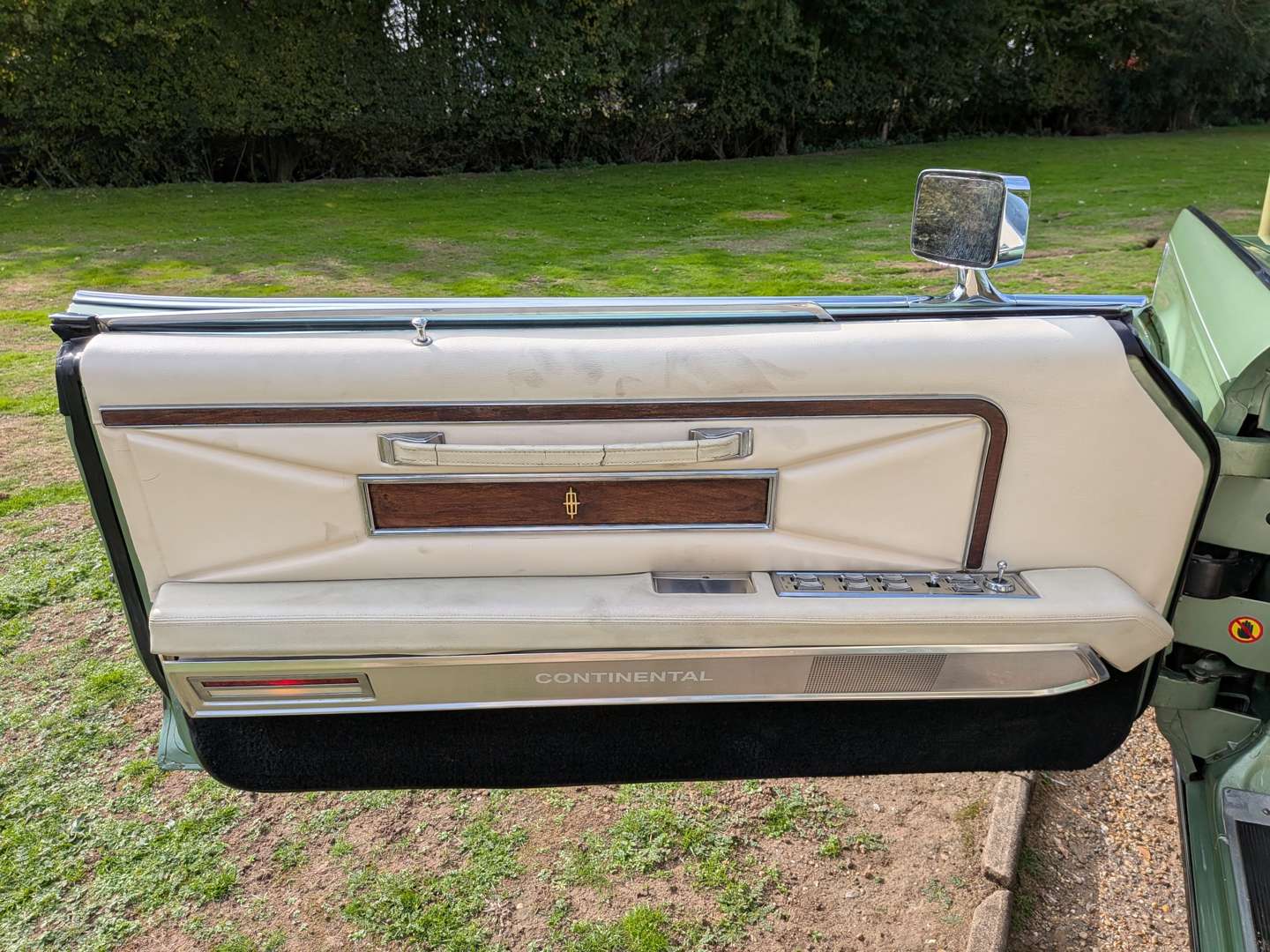 <p>1971 LINCOLN CONTINENTAL</p>