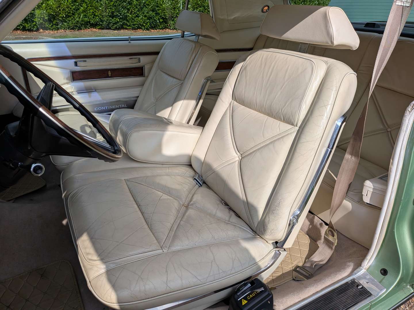 <p>1971 LINCOLN CONTINENTAL</p>