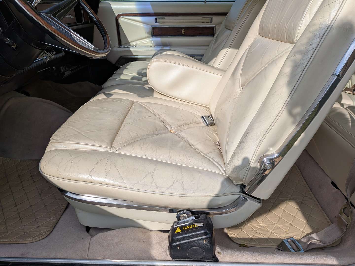 <p>1971 LINCOLN CONTINENTAL</p>