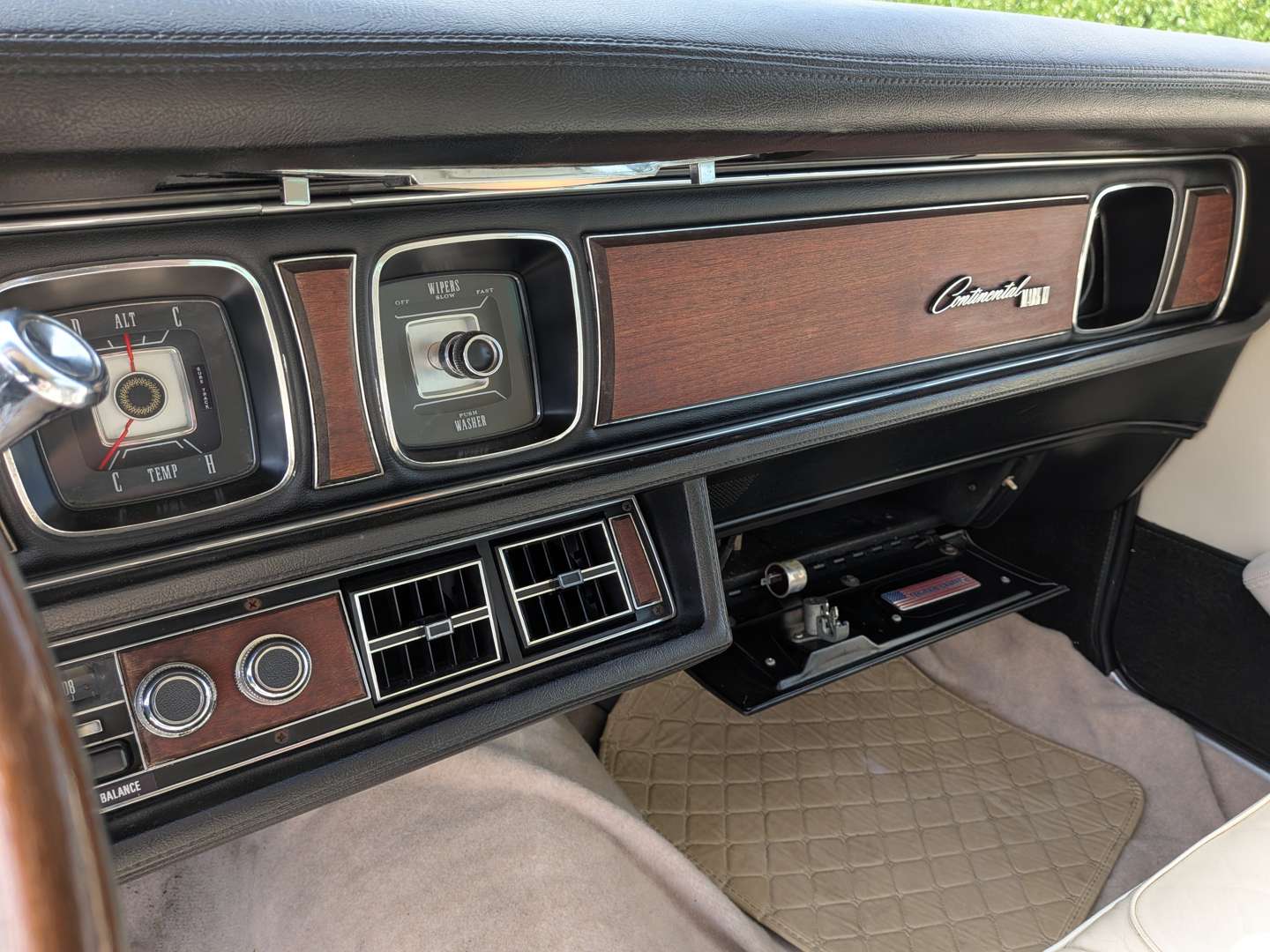 <p>1971 LINCOLN CONTINENTAL</p>