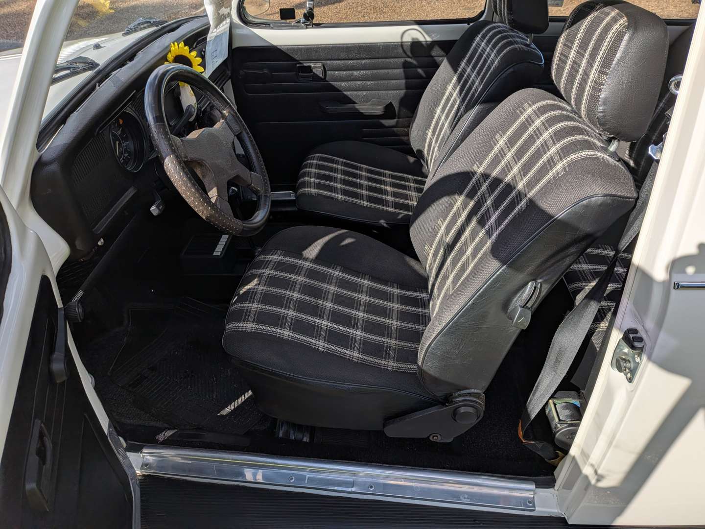 <p>1984 VW BEETLE</p>