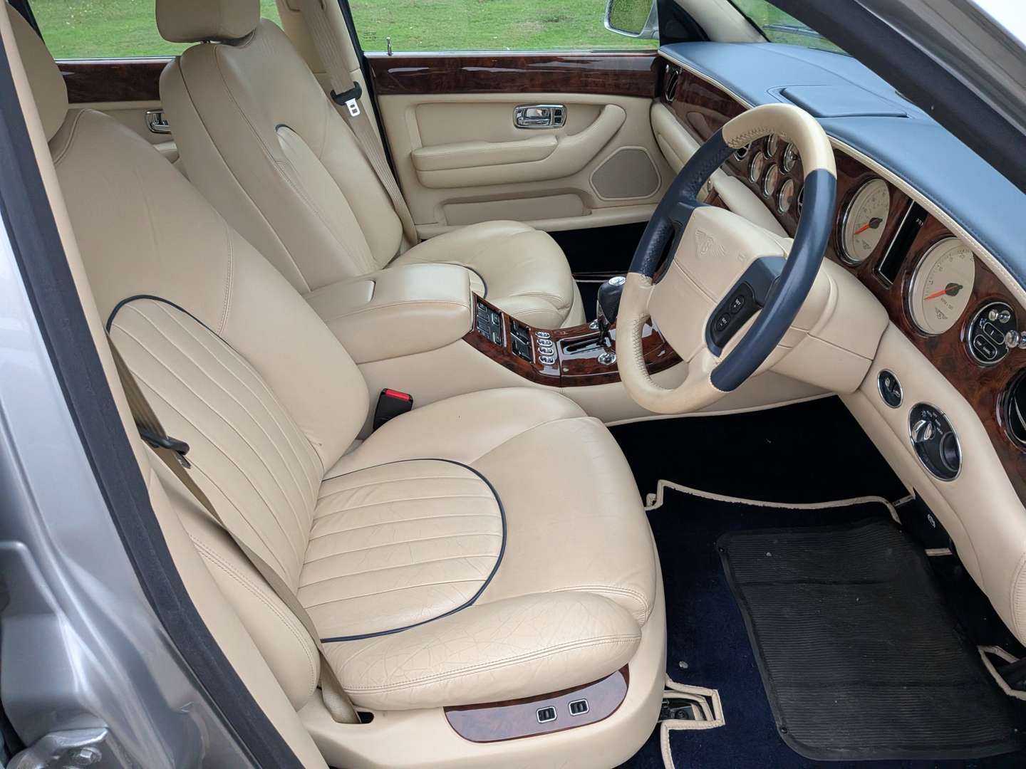 <p>2000 BENTLEY ARNAGE RED LABEL</p>
