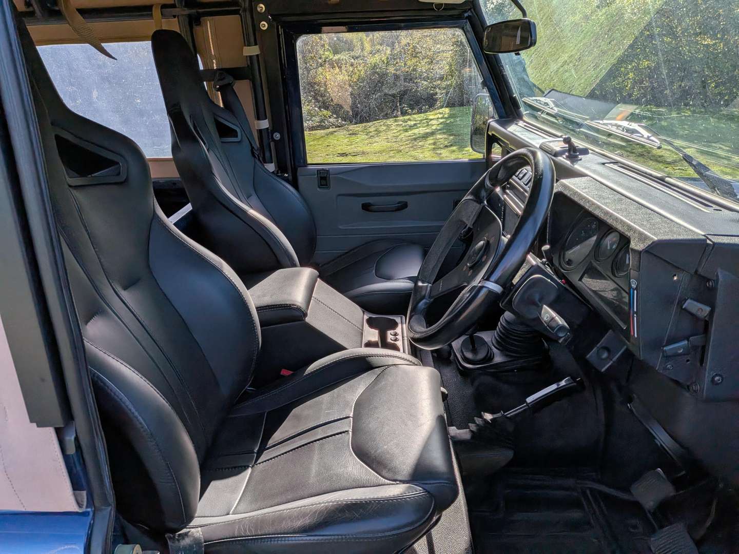 <p>2002 LAND ROVER DEFENDER 90 TD5</p>