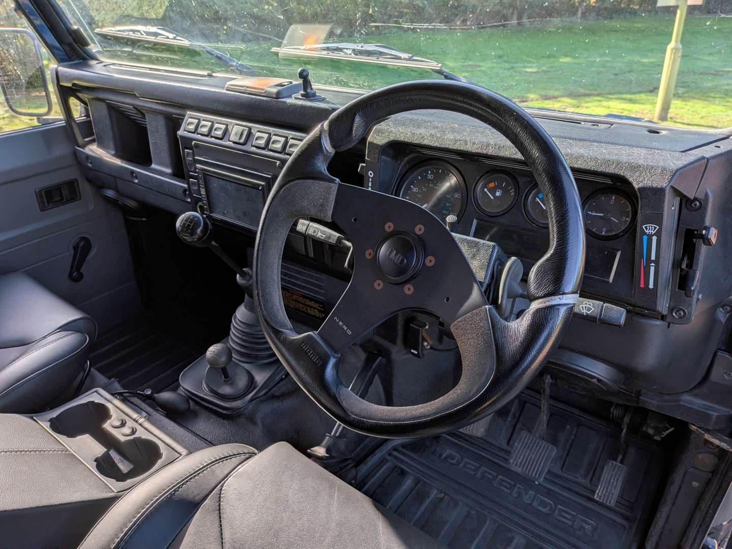 <p>2002 LAND ROVER DEFENDER 90 TD5</p>